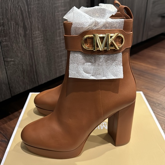 MICHAEL Michael Kors NWT Parker Platform Bootie Leather/ Empire MK Charm. - Picture 2 of 9